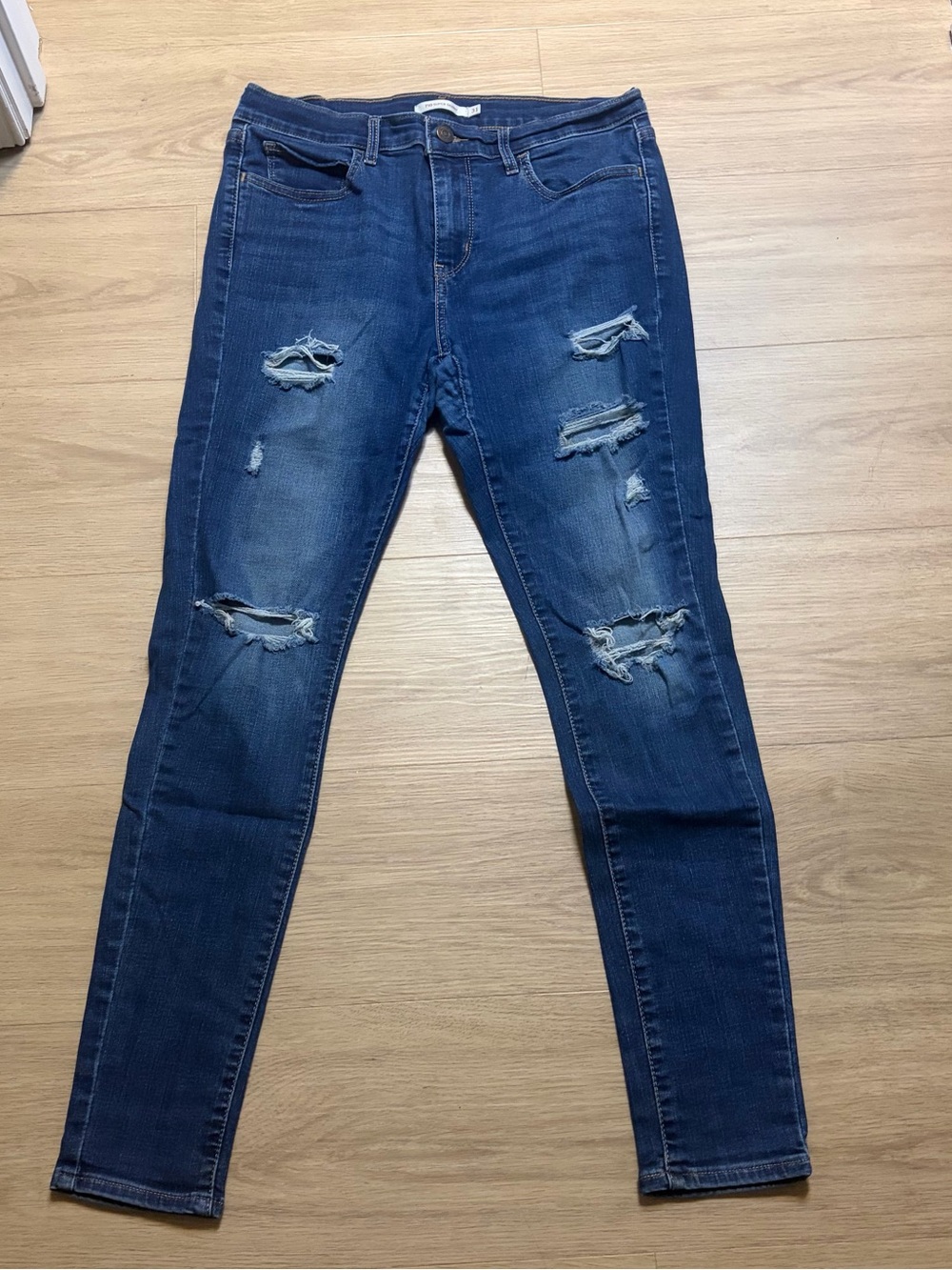 Levi’s 710 Super Skinny Distressed Dark Wash Jeans Women’s Size 31
